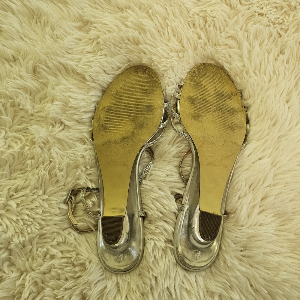 Elegant Gold Strappy Sandals - Picture 3 of 4
